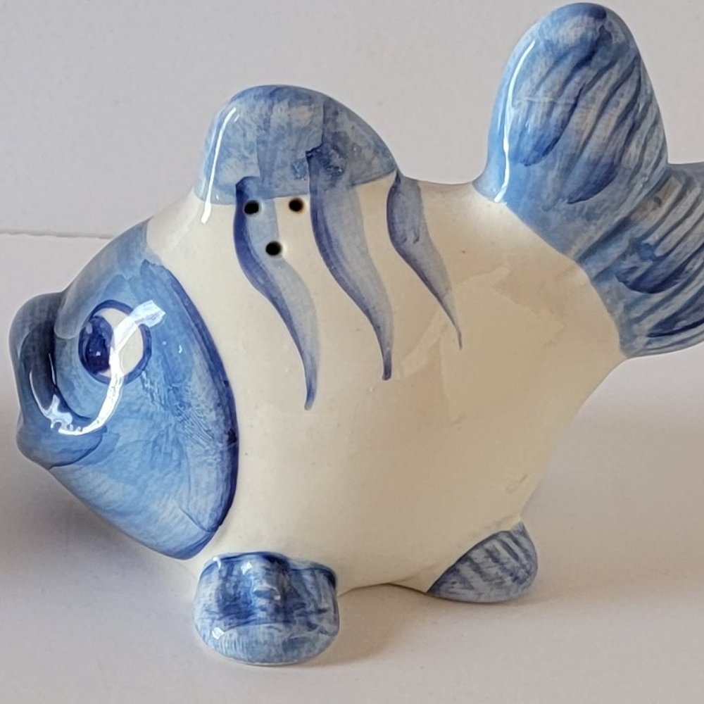 🐟 Blue Fish Salt and Pepper Shaker Set - Picture 2 of 6